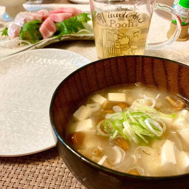 【味噌がしっかり溶け込んだ】なめこと豆腐の味噌汁は実は隠れ具だくさん