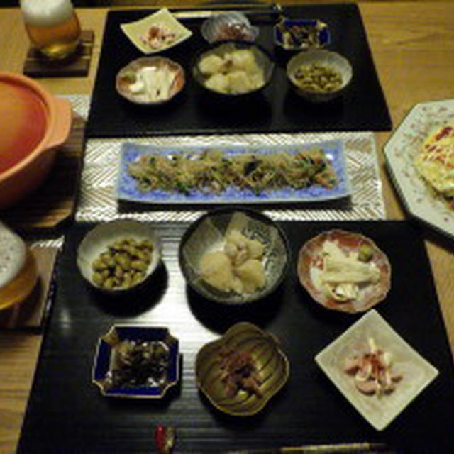 10/22の晩ごはん　オム焼きそばとキムチ豆腐スープと小鉢色々で居酒屋さん風
