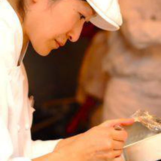 …今月の神戸での料理教室の準備中です。．トロピカルフルーツとマンゴーのスープに、バニ...
