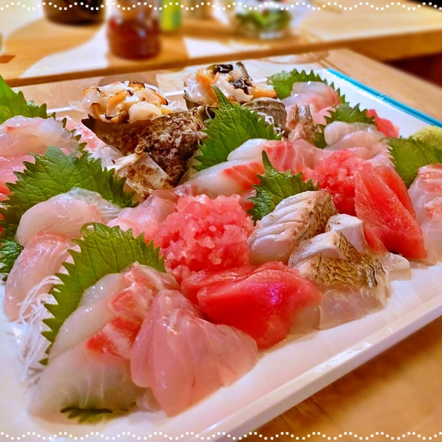 伊豆・伊東温泉で地魚のお刺身盛り合わせ！わんこに癒された夜