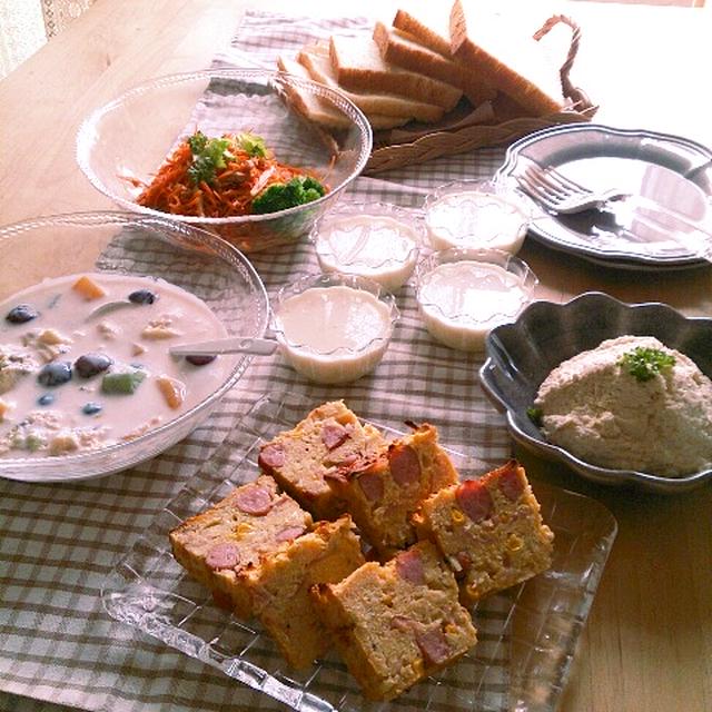 鶏むね肉とお豆腐パテとお豆腐ケークサレの朝ごはん。