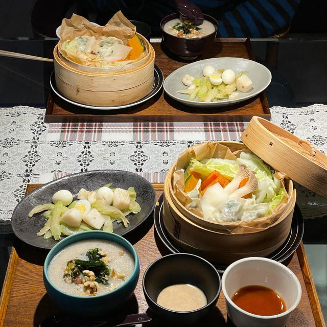 ニラたっぷり餃子と野菜蒸籠蒸しの献立