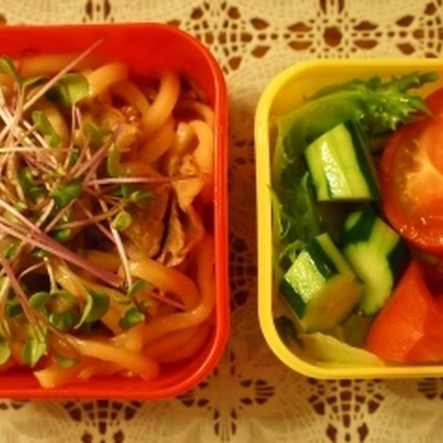 我が家の定番☆焼きうどんとトマトサラダお弁当