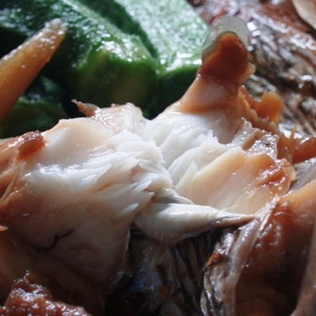 鯛の兜煮：暑い時に冷めた煮魚はなかなか美味しい