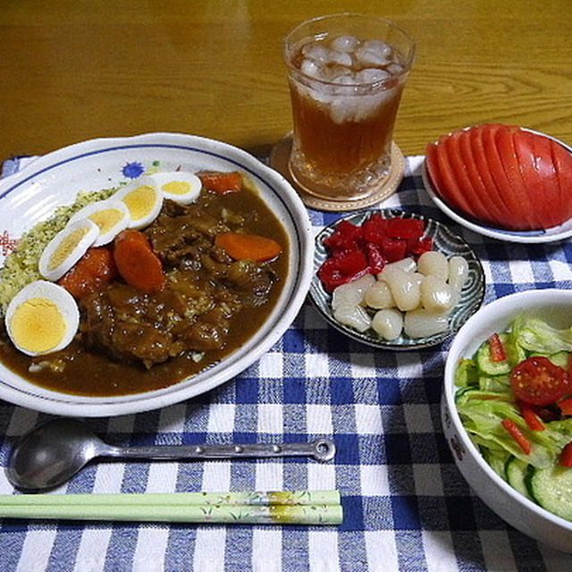 【夕食】牛すじ煮込みカレー・レタスのサラダ・トマトスライス…