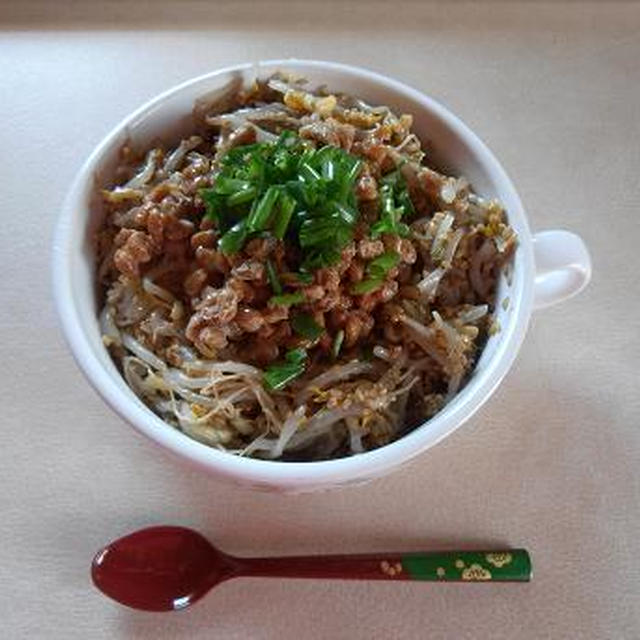 もやしナムルと納豆丼でお一人様ランチ