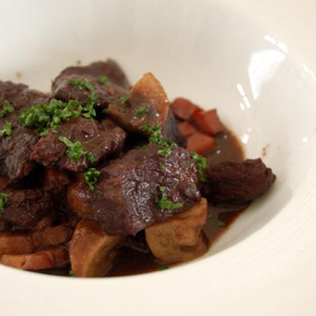 メイン　牛肉の赤ワイン煮　赤ワインだけで煮込みます