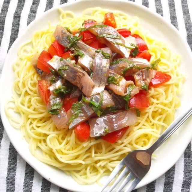 和えるだけで簡単！　トマトと鯵の刺身の、和風オイル和えパスタ