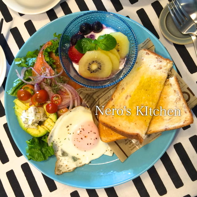 スモークサーモンとアボカドのマリネサラダでワンプレート・土曜ブランチ♪