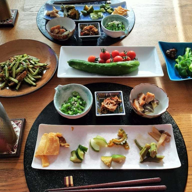 きゅうりとチャーシュー切り落としの中華サラダ、パリパリピーマン、小鉢10品とかで晩酌