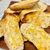 休日の朝に♥チーズトーストに香ばしいガーリックをそえたら・・・？