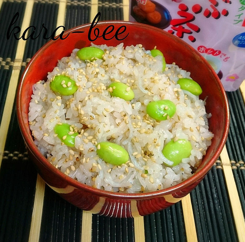 味付けひとつで簡単♪カリカリしらすと枝豆のうめこんぶ茶混ぜご飯