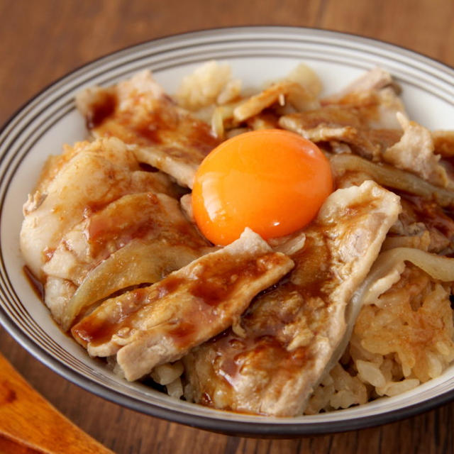 作り置きできない時にパパッと作れる！　【調理時間5分】で「炊いたら豚丼」のレシピ