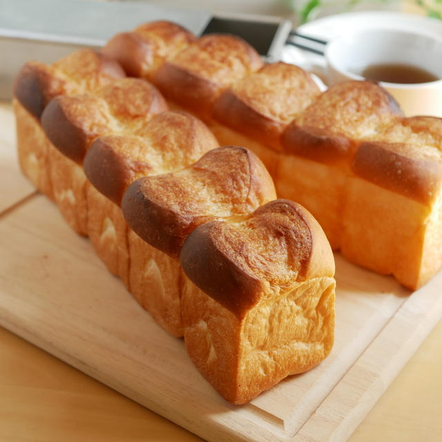 スリムでロングな食パンを焼きました。空焼きで気持ち良い型離れ♪