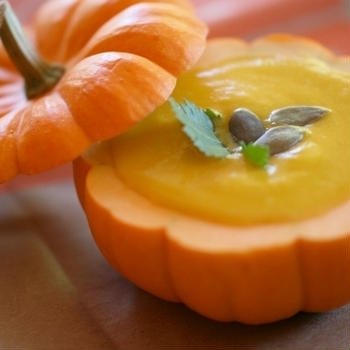 ハロウィンにぴったり！かぼちゃを丸ごと使った「シンプルな濃厚かぼちゃスープ」