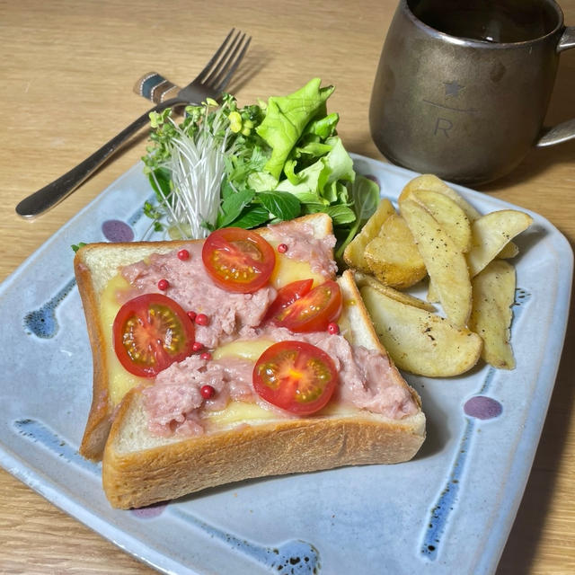 生ハムとチーズのスプレッドクリームのオープンサンド