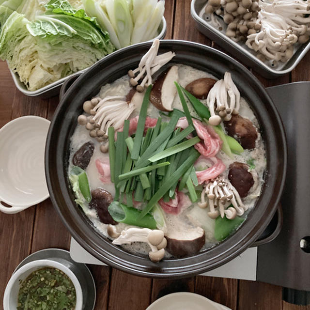 ゆずぽんピリ辛パクだれ。【鍋つゆの味変だれ・混ぜるだけ】とレトロなアルミバット。
