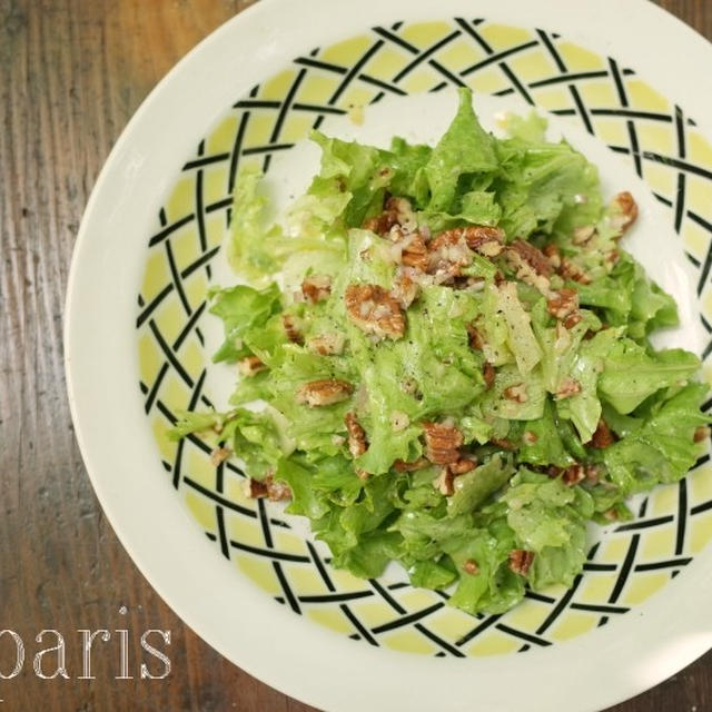 フランス定番の簡単ドレッシングで。レタスとクルミのマスタード風味サラダ