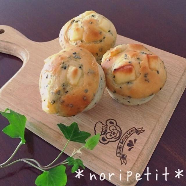 基本の材料2つ♡簡単♡黒ごまとチーズマフィン♡とレースと俺のやきとり♪