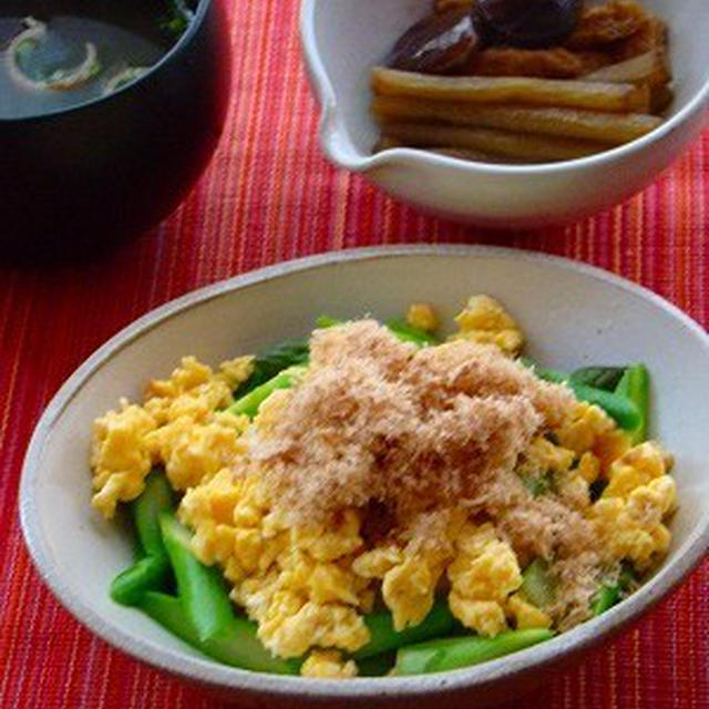 アスパラと卵のそぽろ丼＋ツナ缶詰のふわふわでんぶ　つわの煮物