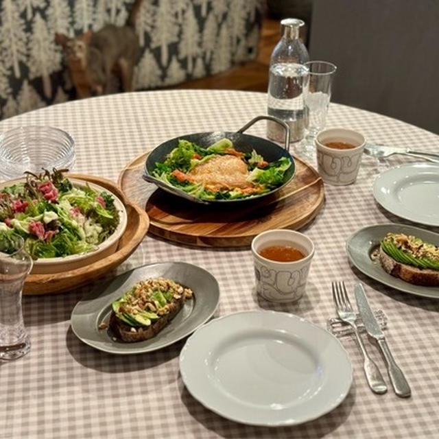 チキンと春野菜のグリル、アボカドトーストの夜ごはん