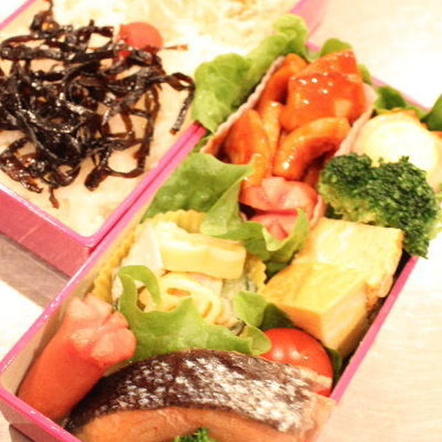娘のお弁当とベーコンエッグで朝食
