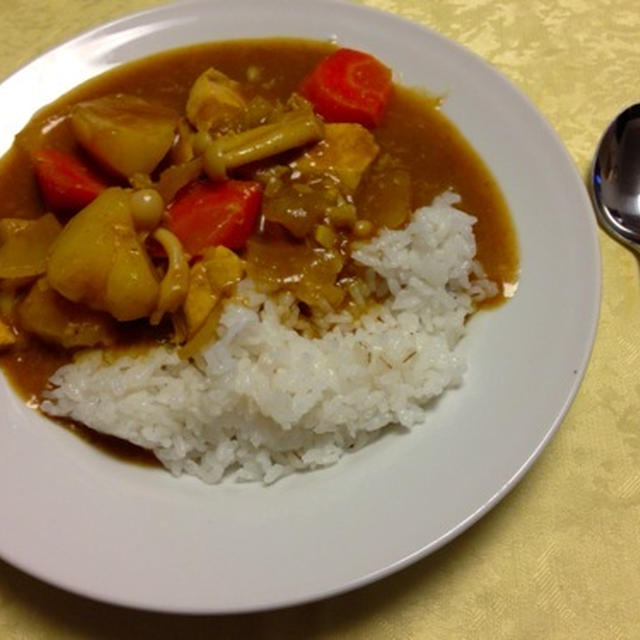 カジキカレー・アボカドサラダ・もずく酢