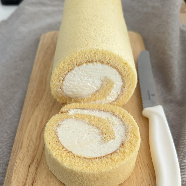 ふわっふわなロール生地にたっぷり生クリームを巻いて♡今日のおやつはロールケーキ焼きました！