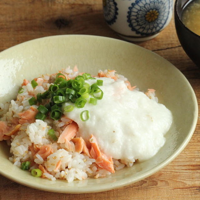 お昼ごはんに簡単丼ぶり★鮭とろろ丼