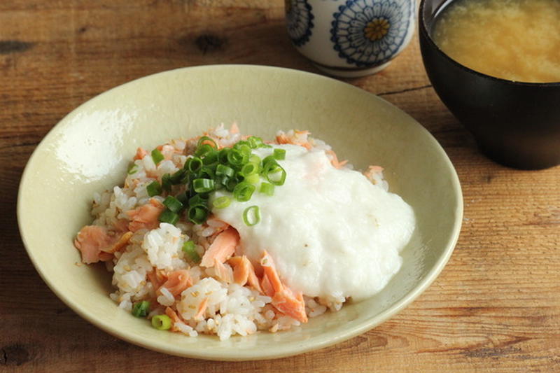 お昼ごはんに簡単丼ぶり★鮭とろろ丼