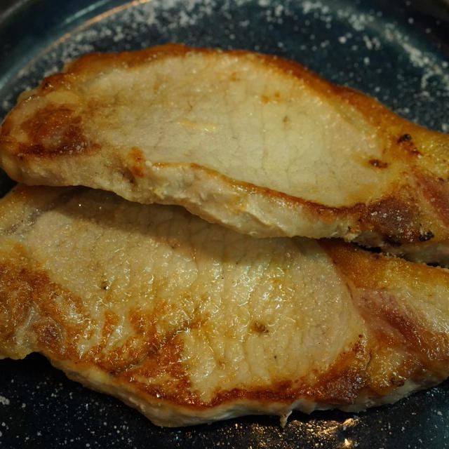 豚ロース肉をラードで焼いて、ろく助塩を振っただけの美味しい一品