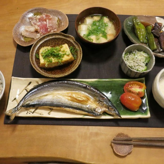 麦とろご飯でザ：和食の晩ご飯　と　クレオメの花♪