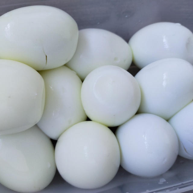 お昼は大量のゆで卵を使ったたまごサンド＼(^o^)／