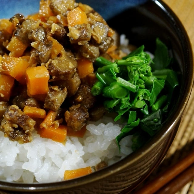 【続・根菜と生姜の甘辛味噌炒め「常備菜」】新生姜の皮と欠片をタップリ使っています♪