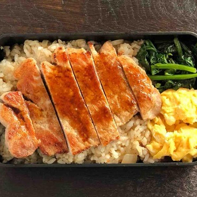 トンテキ乗せガーリックライス弁当〜食べざかり男子のお弁当　ビオラが増えてきました
