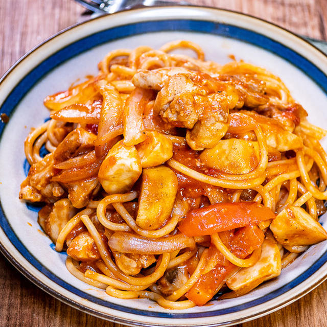 ちょっとピリ辛「チキンのトマトソースパスタ」&「深まる旨さ小海老天そば」