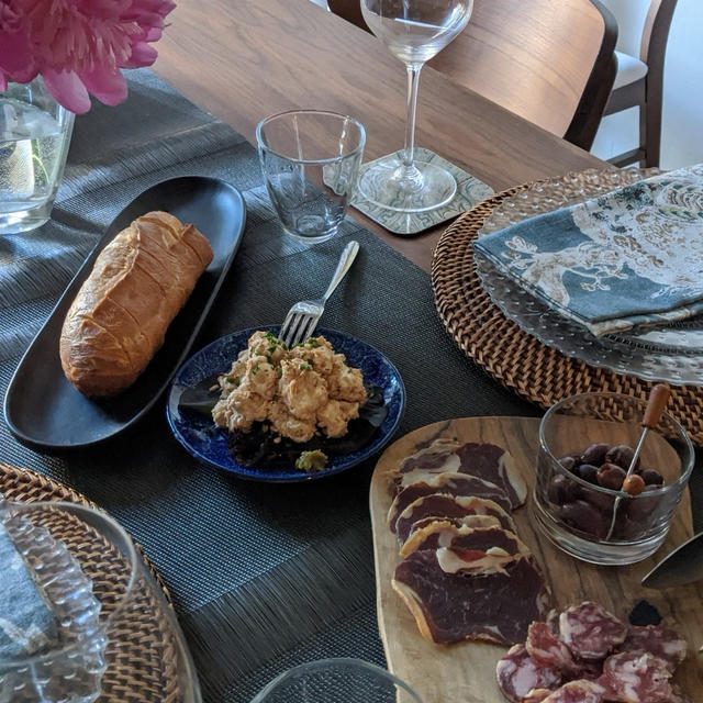 鮭とクリームチーズの和え物、枝豆とベーコンパスタ、塩豚のワインビネガー煮込みで女子会