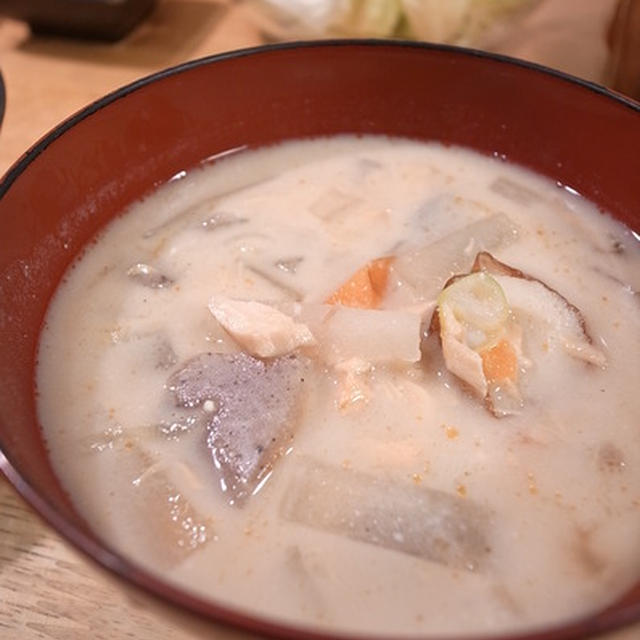 滝村家のうまい粕汁。京都の酒粕使って、今度作りたいなと｜スーパー福島屋さんのキムチが美味しい。残り汁に大根漬けて2度楽しむ