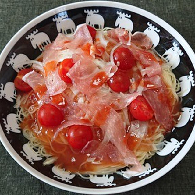 生ハムとミニトマトの冷製トマトスープパスタ