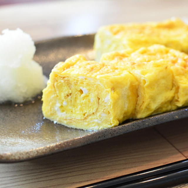 お弁当の定番料理レシピ♪子どもにも大人気の、白だしで作るふわふわ【だし巻きたまご】の作り方