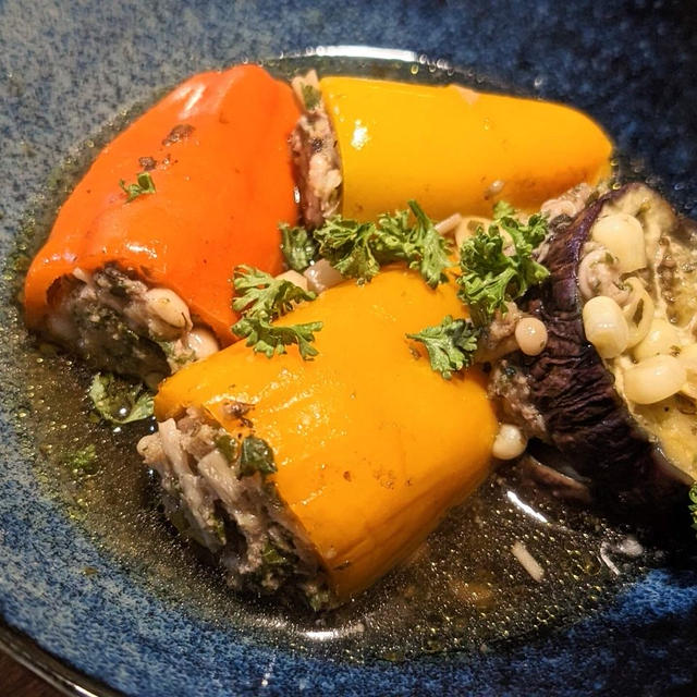 ミニパプリカの肉詰めスープ煮とオーブン焼き