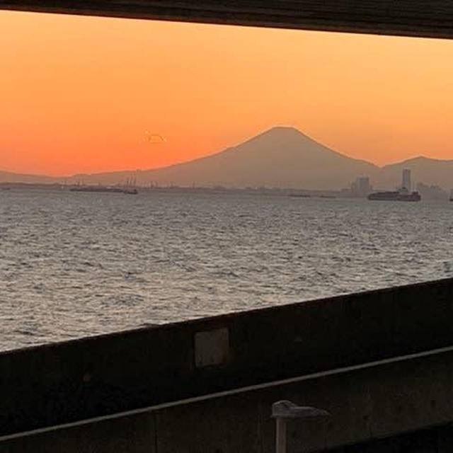 春霞の富士山　（東京湾アクアライン、海ほたる)