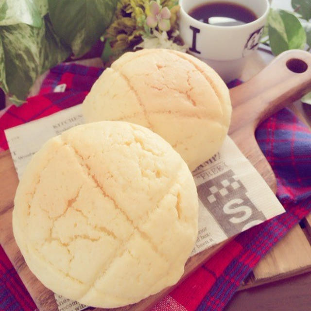 メロンパンで朝食。と、我が家のロバのロバート。