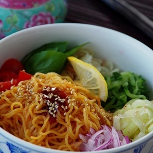 暑い日にぴったりの冷たい涼麺