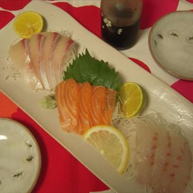 お刺身３点盛り萩焼の器に、コロッケ、お惣菜の夕飯もあり？