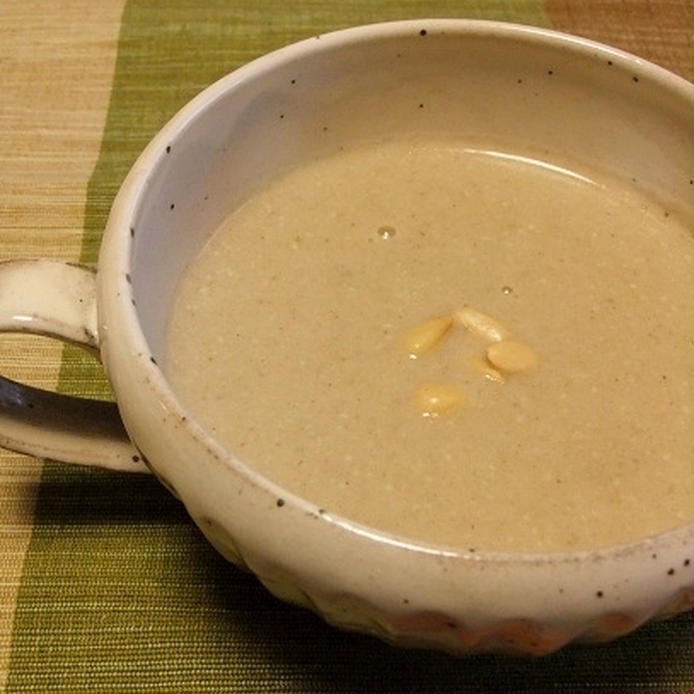 白いマグカップに盛られた京いもとごぼうの豆乳ポタージュ