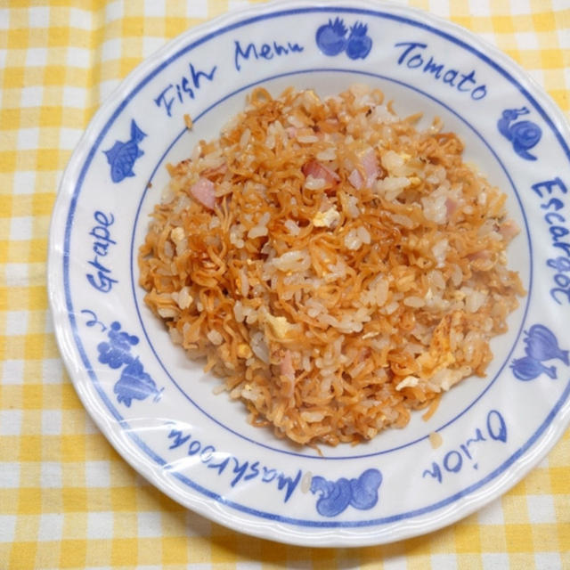 ”簡単‼️(*≧з≦)ずぼら男飯【チキンラーメンでそば飯】”