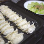 男子ごはん？　皮から手作り餃子と青梗菜の炒め物とビールの晩ごはん