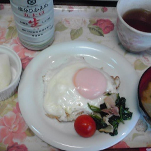 今朝の自分ご飯。目玉焼き乗せご飯のワンプレートとじゃがいもと玉ねぎの味噌汁、栃木県佐野のでっかい「にっこり梨」