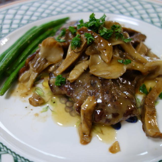 昨日の続き。メインはたたき牛肉のきのこソース